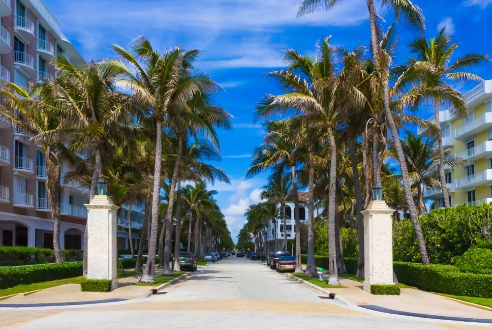 Palm Beach-Walk on elegant streets and admire mansions on a sophisticated quick getaway.