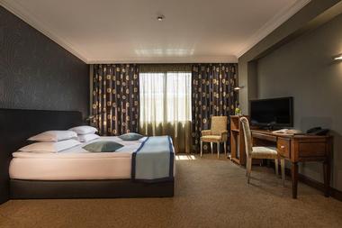 Rosslyn Thracia Hotel