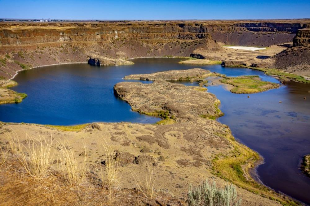 See dramatic cliffs at Dry Falls