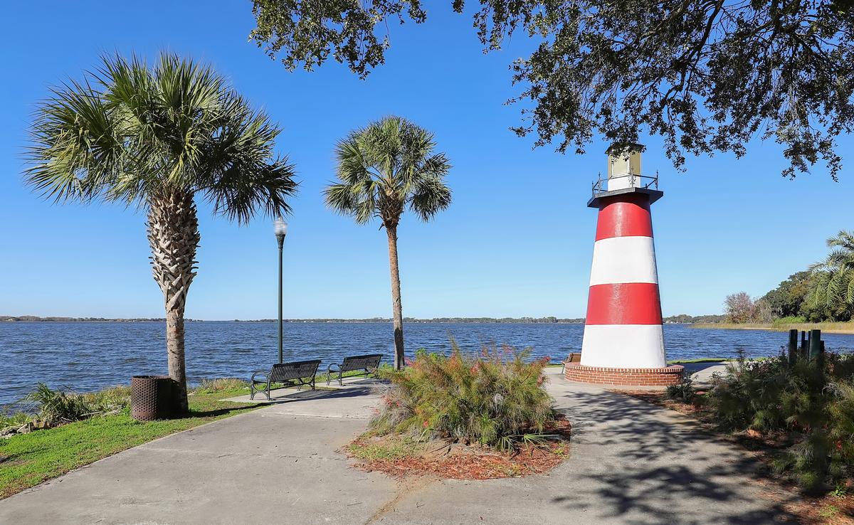 Mount Dora: Lantern Light and Lake Breezes