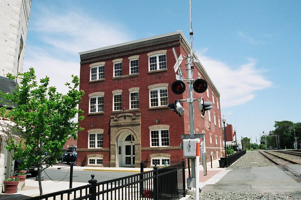 If You’re Seeking a Creative Experience, Visit ARTfactory for Classes and Exhibits