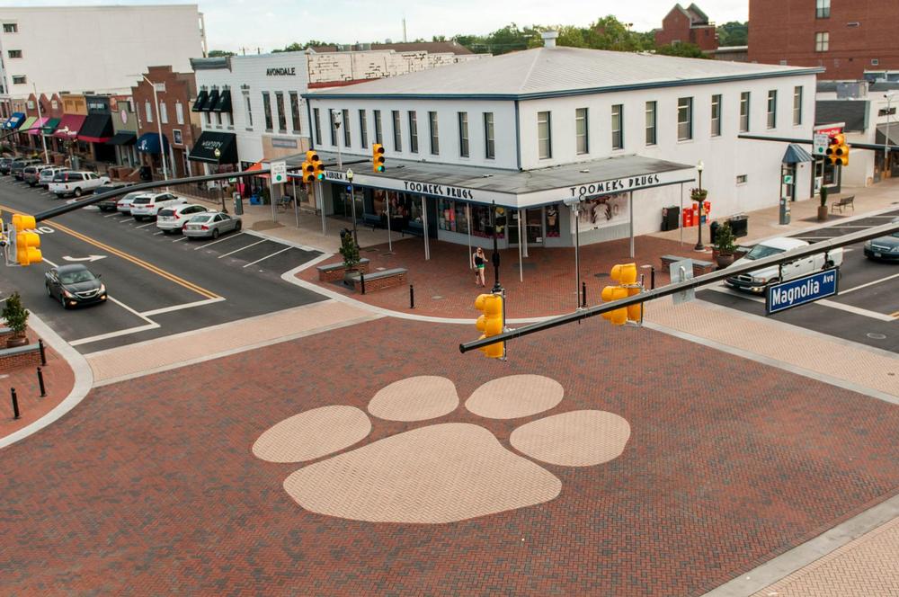 Celebrate Auburn Traditions and Grab a Famous Lemonade at Toomer’s Corner