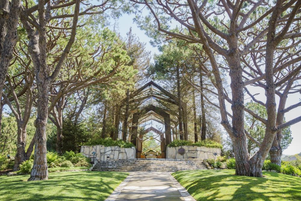 Admire the stunning Glass Church / Wayfarers Chapel