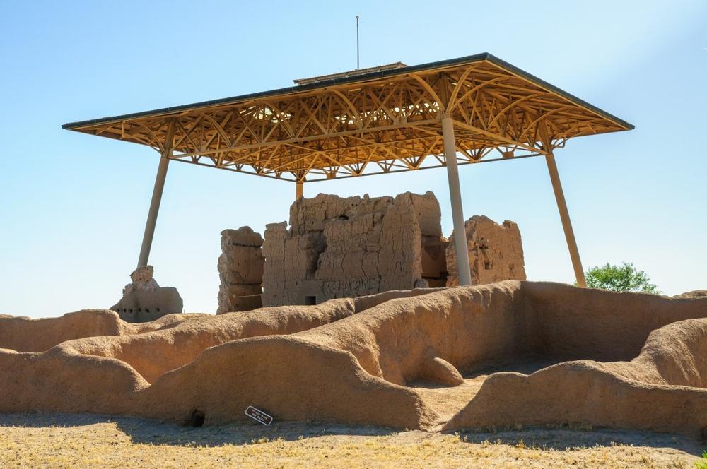 Explore ancient Hohokam structures and learn history on a quiet, educational family trip.