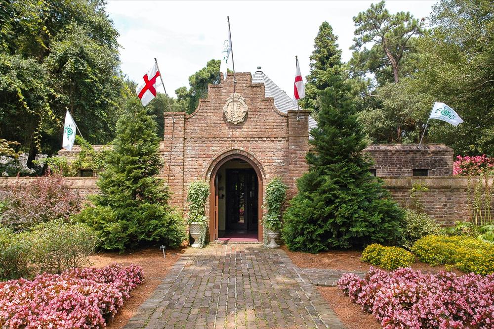 Stroll Through Timeless Beauty at the Elizabethan Gardens for a Floral Escape