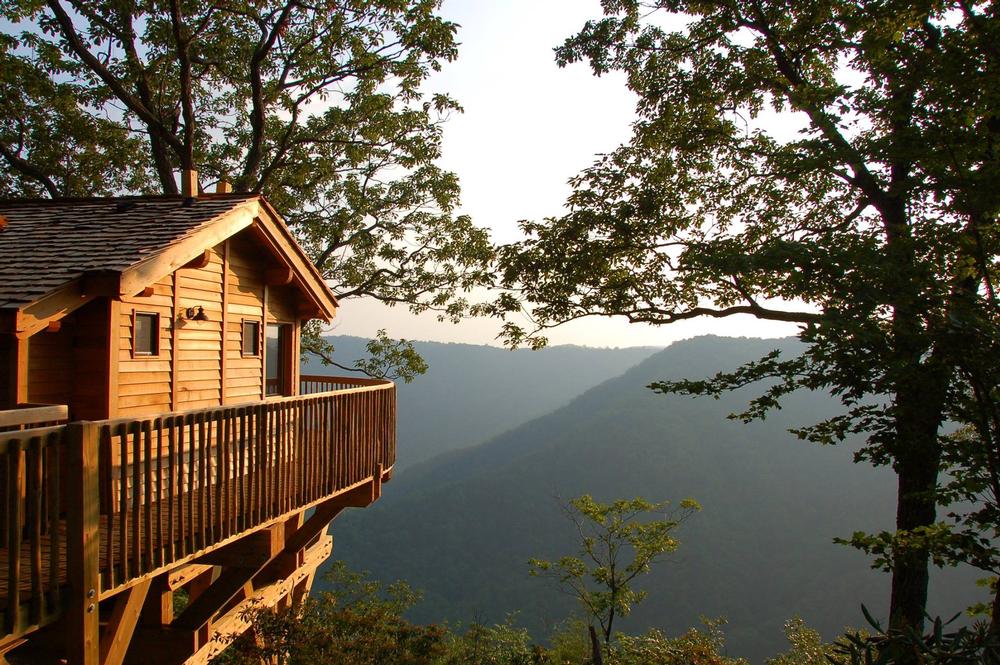 Relax in luxurious treetop accommodations, savor romantic mountain views.