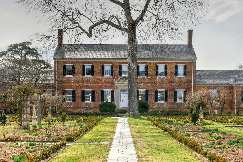 Walk elegant gardens and learn Civil War history on a peaceful weekend outing.