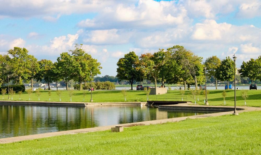 Explore gardens and admire river views on a relaxing spring outing.