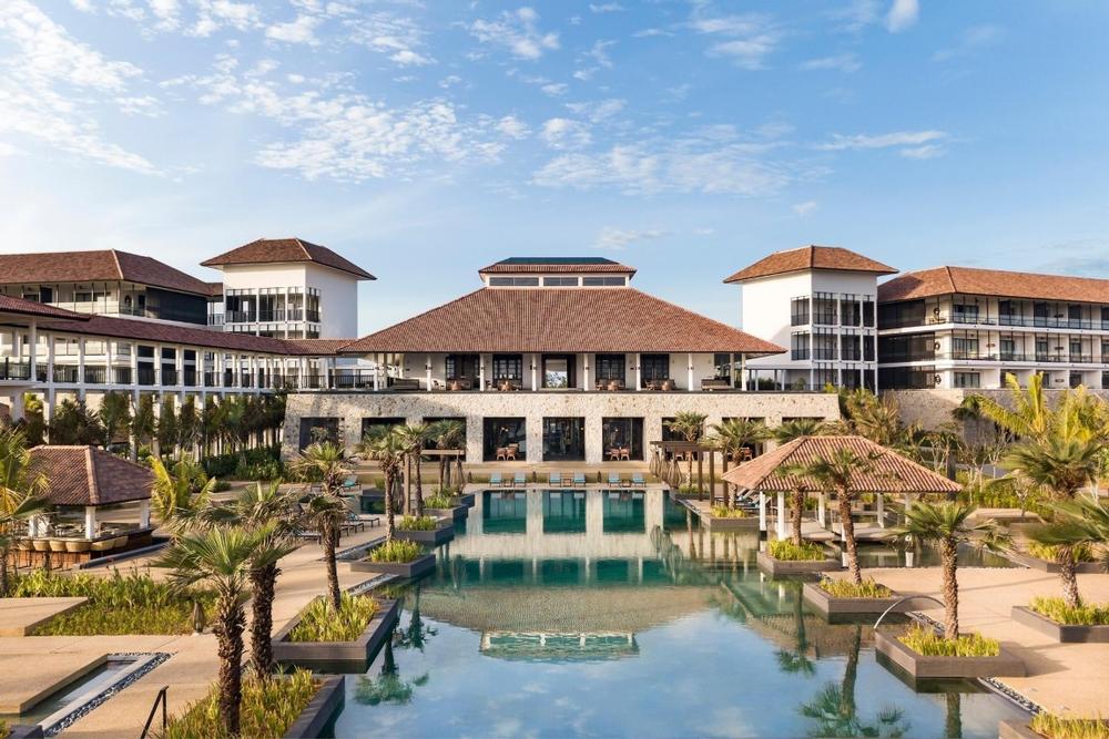 Bask in Ocean Glamour at Anantara Kihavah Maldives Villas