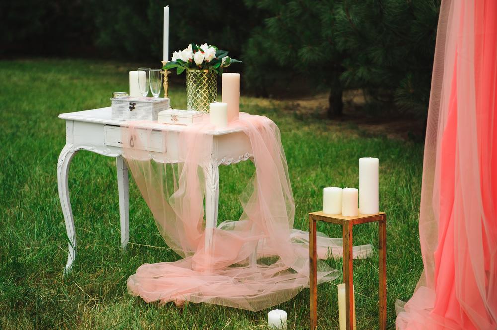 Admire antebellum charm and blooming gardens for a romantic Southern wedding.