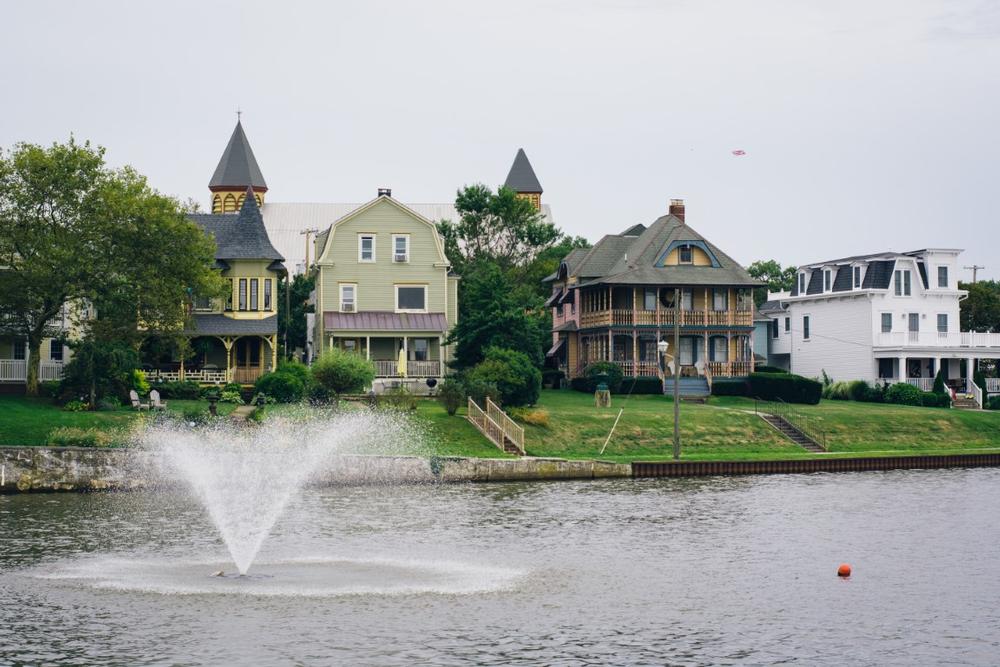 See colorful murals and savor seaside bites on an easy spring getaway.