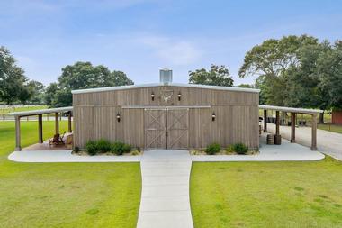 Best Gulfport Wedding Venues: The Barn at Love Farms