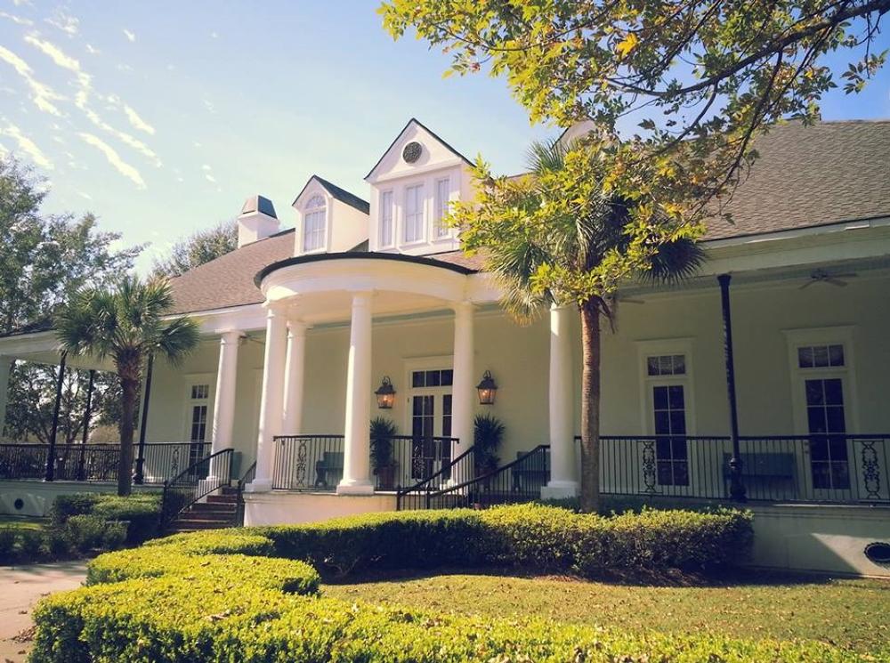 Exchange vows with serene lake views and a romantic atmosphere.