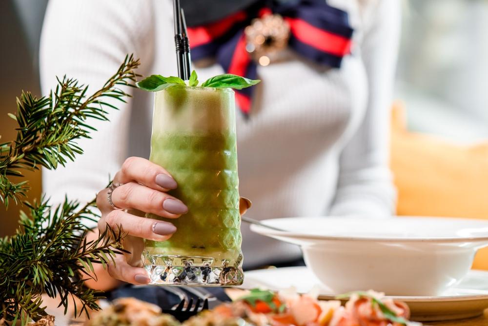 Sip Elegant Cocktails at Fairmont Le Château Frontenac’s 1608 Bar