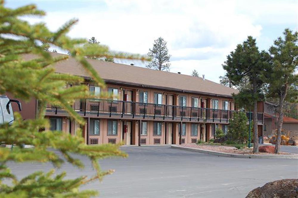 Gaze at Hoodoos by Sunrise: Make Bryce View Lodge Your Cozy Basecamp