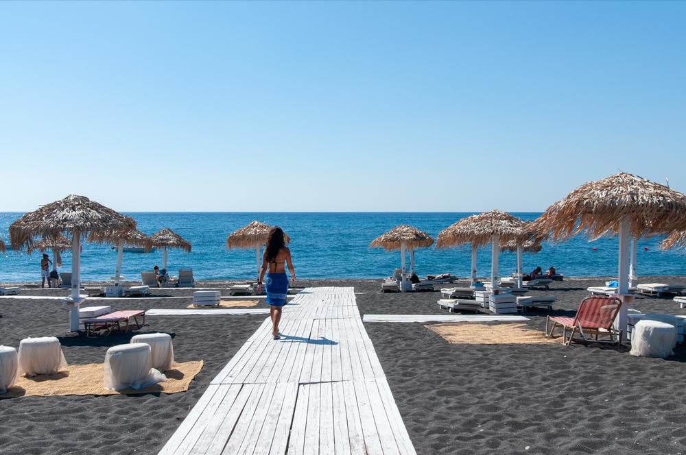 Perivolos Beach - 25 minutes by car from Fira