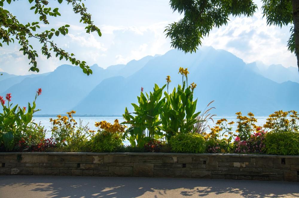 Stroll the Scenic Promenade Along Lake Geneva