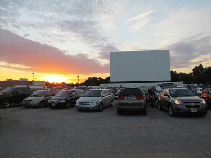 8 Best Drive-in Theaters in Illinois