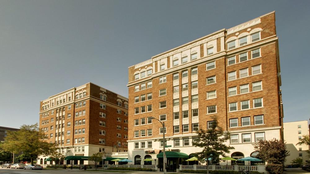 Step Into Vintage Elegance at The Knickerbocker On the Lake
