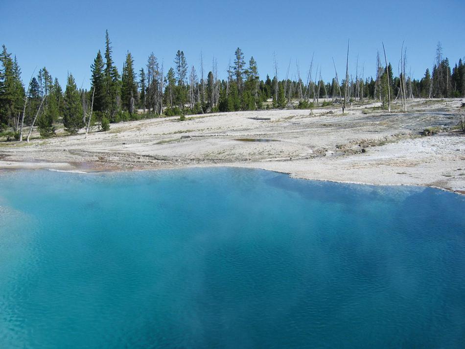 Prepare to Be Mesmerized: Black Pool Is Bright Blue in Color
