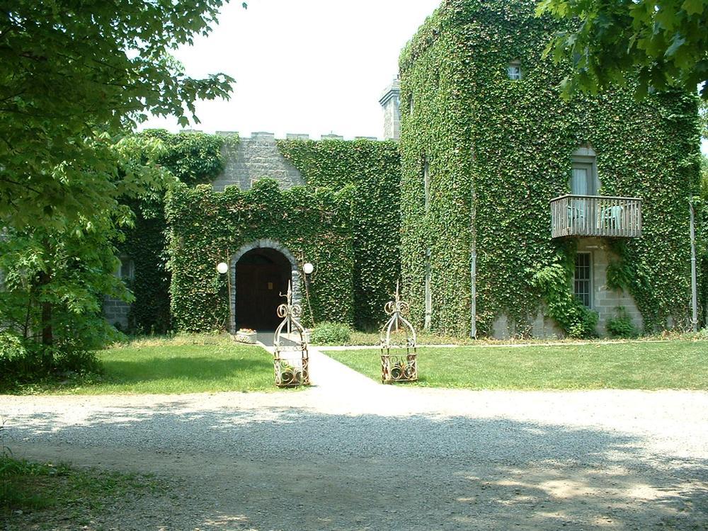 Enjoy a medieval-themed stay with cozy, romantic surroundings.