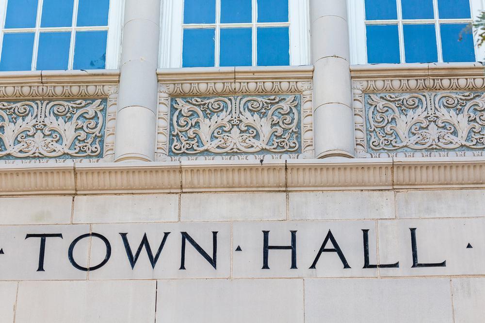 Couples have many romantic options: shopping, spas, tours and museums.