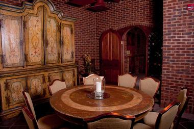 Dining & Amenities