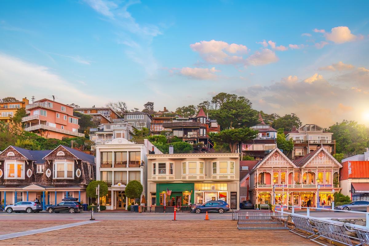 Visit waterfront cafés, walk along the marina, and admire stunning views of San Francisco.