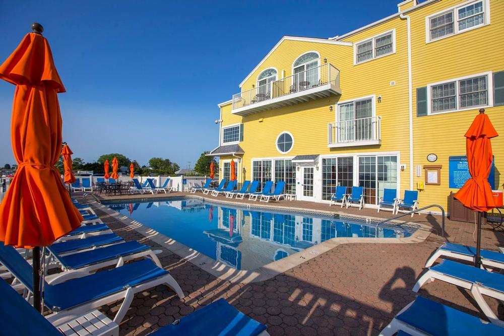 Unwind by the water and enjoy spa comforts on an easy romantic retreat.