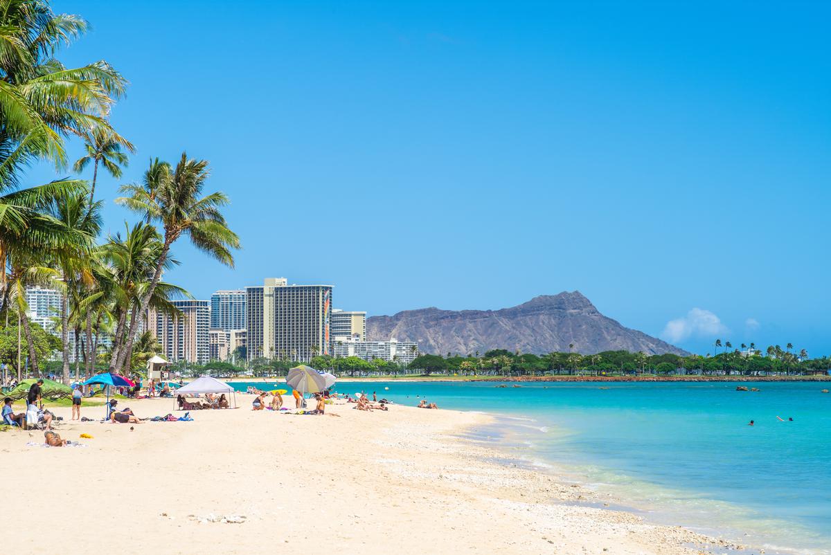 Na Hoku III Catamaran departs right from the beach