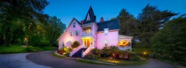 Suites at The Cedar Crest Inn