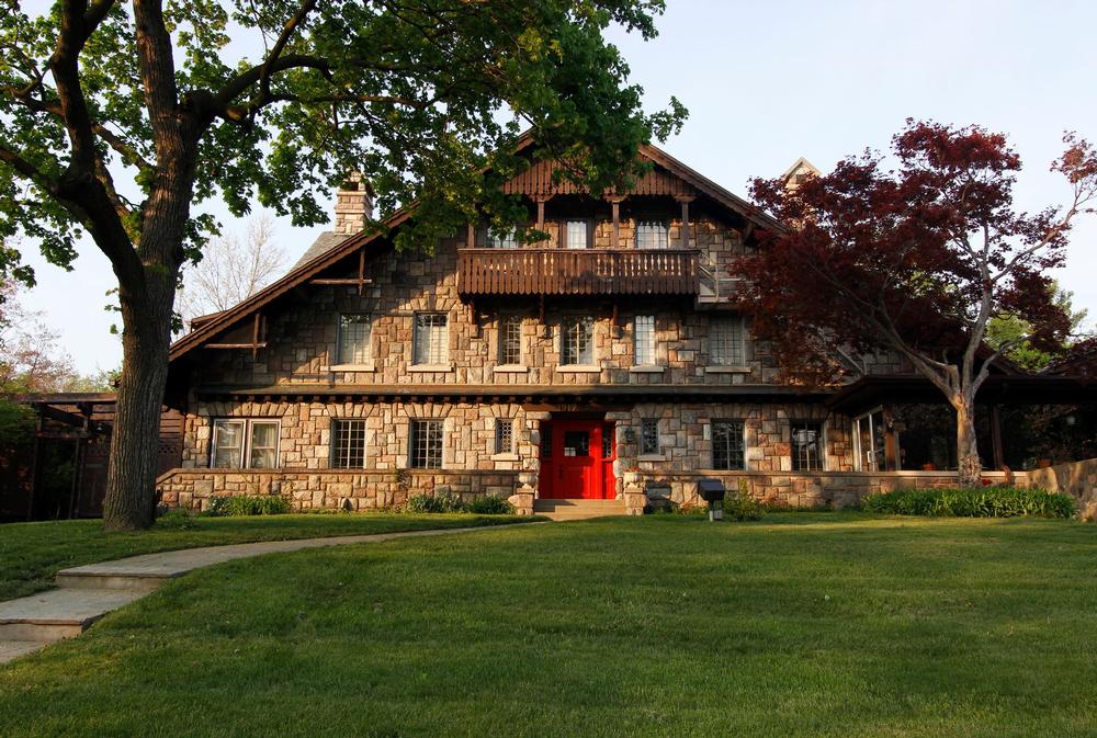 Explore Ann Arbor or enjoy relaxing moments in this quiet retirement-friendly inn.