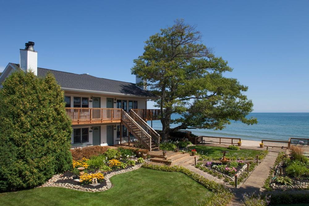 Wake to lake views or savor breakfast in bed on your romantic trip.
