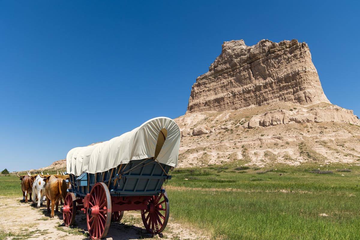 Covered wagon in front of Scotts Bluff National Monument