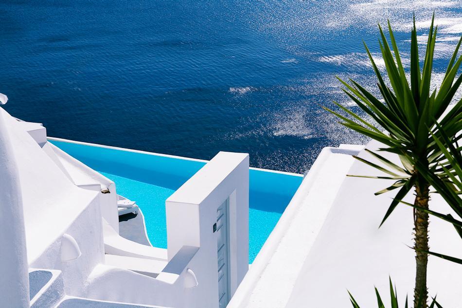 Relax in cliffside suites and enjoy iconic sights during a dream trip.