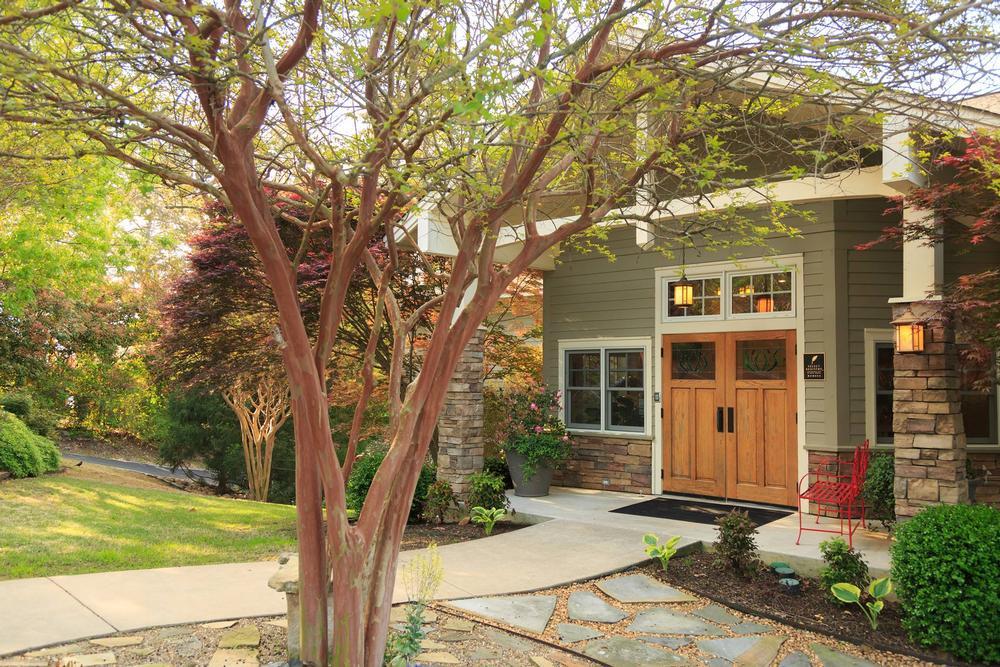 Relax by the lake or enjoy a peaceful couples getaway in Hot Springs.