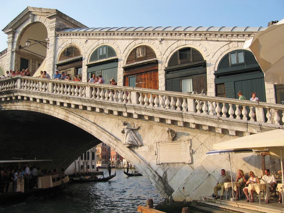 Snap Perfect Photos from the Rialto Bridge at Sunset