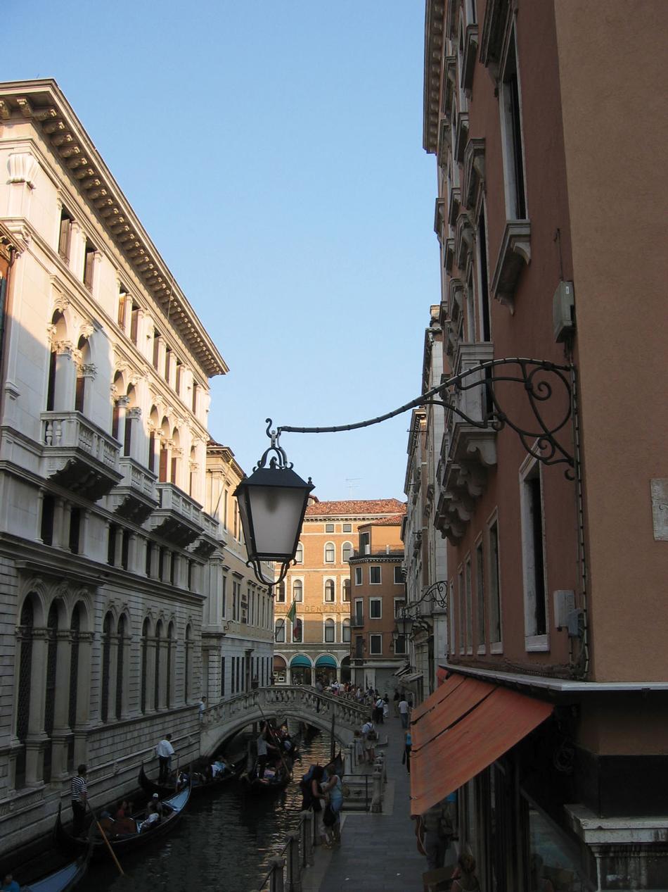 Book a Romantic Gondola Ride for the Ultimate Venice Experience