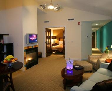 Soak in rooftop tubs and admire canal views on a romantic couples stay.