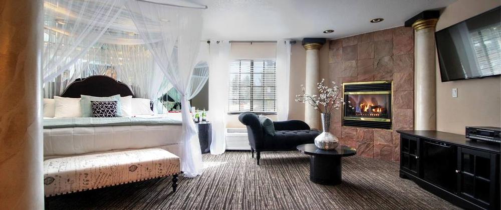 Relax in spa tubs and enjoy a quiet couples weekend near the lake.