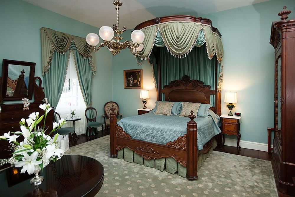 Admire antebellum elegance or explore romantic gardens on a peaceful weekend trip.