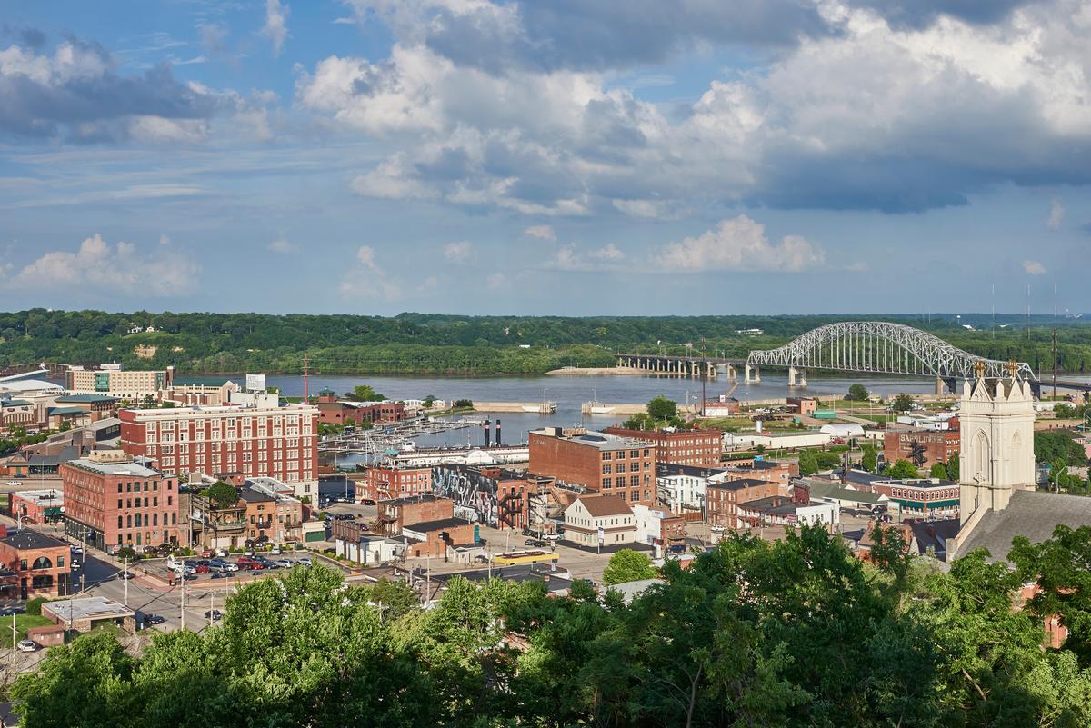 Walk along the Mississippi River and discover unique historical landmarks.