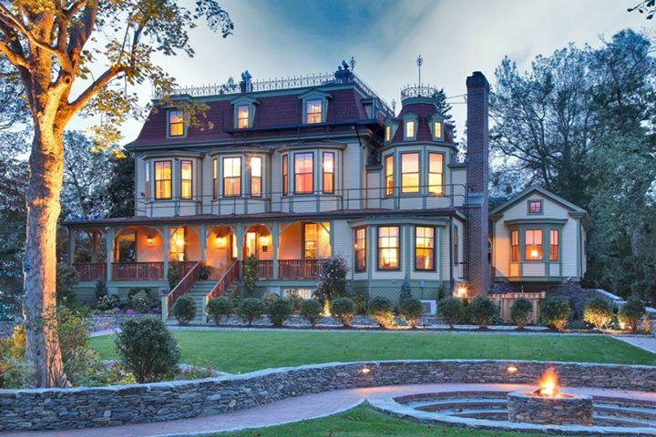 Escape to Coastal Elegance and Romantic Ambiance at the Cliffside Inn