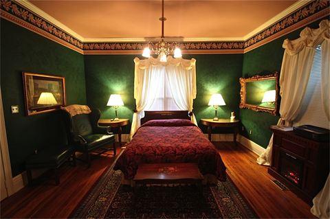 Admire vintage style and explore quaint shops on an affordable romantic stay.