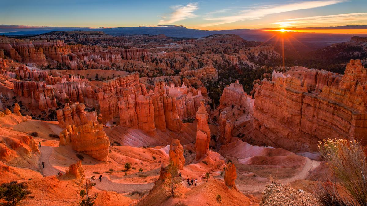 Admire stunning hoodoos and explore breathtaking hiking trails.