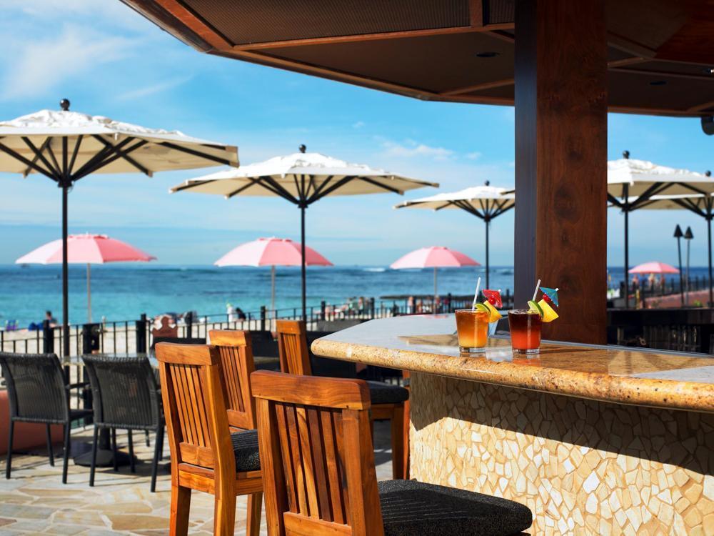Relax in luxury and admire oceanfront views on a romantic Hawaiian weekend trip.