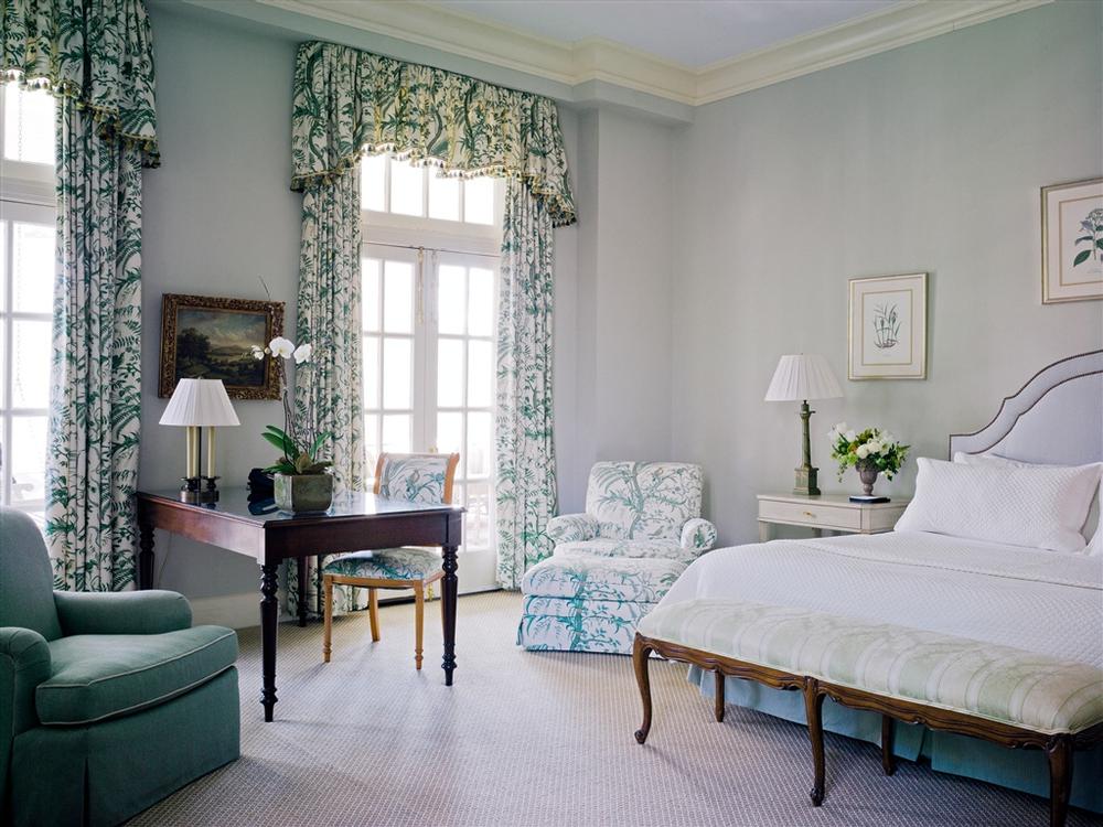 Admire Southern architecture and walk peaceful grounds on a classic couples escape.